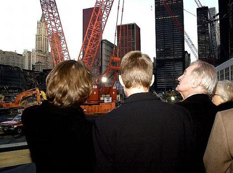 Bundespräsident Dr.Dr.h.c. Johannes Rau, seine Gattin Christina Rau und sein Sohn Phillipp gedenken auf dem "Ground Zero" der Opfer des Terroranschlags vom 11.September.