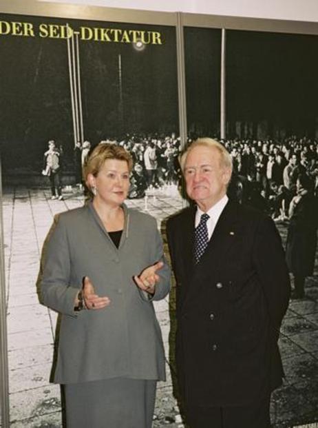 Bundespräsident Rau besucht Stasi-Unterlagenbehörde