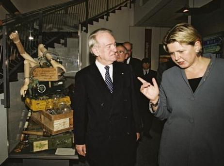 Bundespräsident Rau besucht Stasi-Unterlagenbehörde