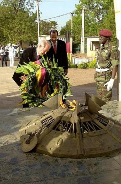 Bundespräsident Dr.Dr.h.c. Johannes Rau bei der Kranzniederlegung am Unabhägigkeitsdenkmal.