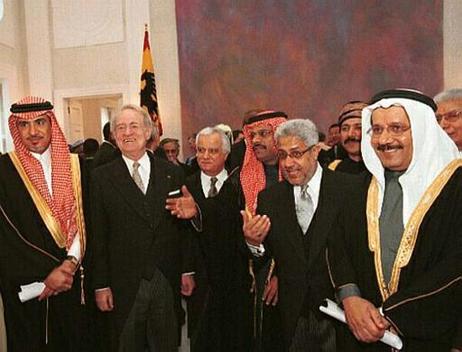 Bundespräsident Dr.Dr.h.c. Johannes Rau zusammen mit arabischen Botschaftern während des Neujahrsempfangs im Schloss Bellevue.