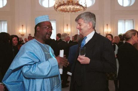 Bundespräsident Dr.Dr.h.c. Johannes Rau begrüßt den Botschafter der Republik Niger, Herrn Amadou Touré.