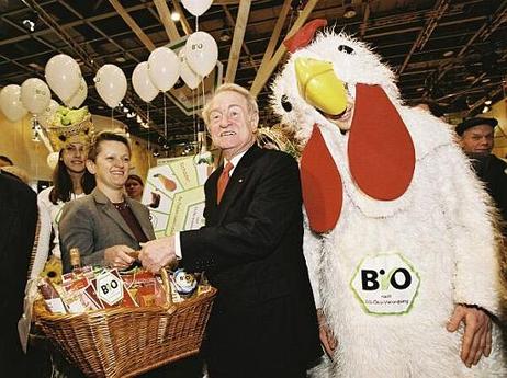 Die Bundesministerin für Verbraucherschutz, Ernährung und Landwirtschaft, Renate Künast überreicht Bundespräsident Dr.Dr.h.c. Johannes Rau einen Präsentkorb mit Bio-Produkten.