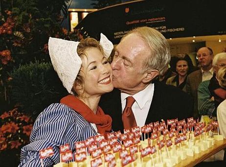 Bundespräsident Dr.Dr.h.c. Johannes Rau küsst "Frau Antje" in der Hollandhalle.