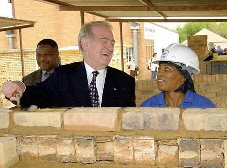 Bundespräsident Dr.Dr.h.c. Johannes Rau während des Rundgangs durch eine Übungsbaustelle im Builder`s Training Center in Soweto.