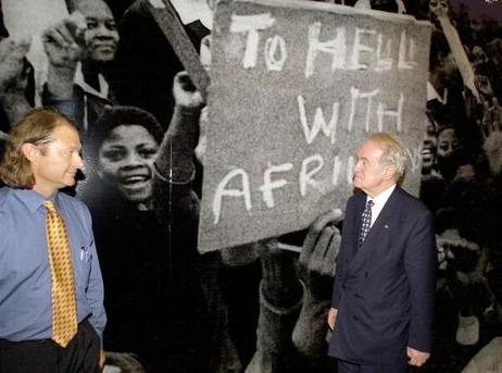 Bundespräsident Dr.Dr.h.c. Johannes Rau beim Besuch des Apartheid-Museums mit dem Museumsdirektor Christopher Till.