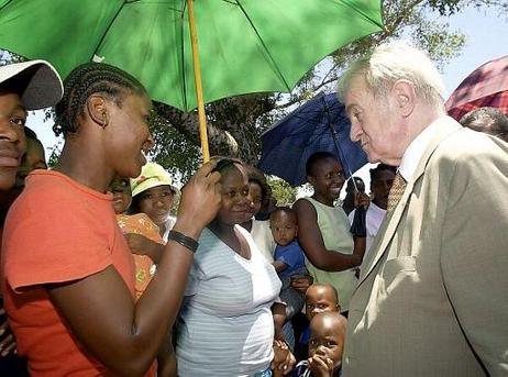 Bundespräsident Dr.Dr.h.c. Johannes Rau besucht ein GTZ-Projekt (Ausbildung von Pflegern zur Betreuung von AIDS-Kranken).