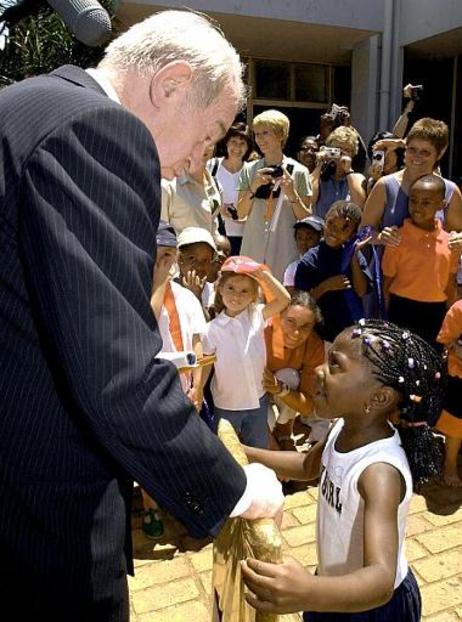 Bundespräsident Johannes Rau bekommt ein Buch von einer Schülerin beim Besuch der Deutschen Schule Pretoria geschenkt.