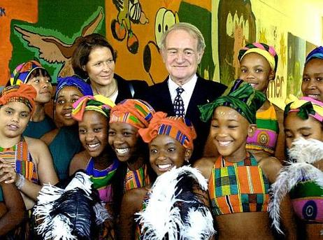 Bundespräsident Dr.Dr.h.c. Johannes Rau und Frau Christina Rau beim Besuch der Deutschen Schule Pretoria mit einer Zulu-Tanzgruppe.