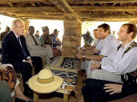 Bundespräsident Dr.Dr.h.c. Johannes Rau im Gespräch mit Entwicklungshelfern im Dogen Dorf Songho.