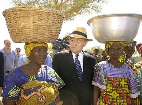 Bundespräsident Dr.Dr.h.c. Johannes Rau und seine Gattin, Christina Rau, besuchen das Dogen Dorf Songho.
