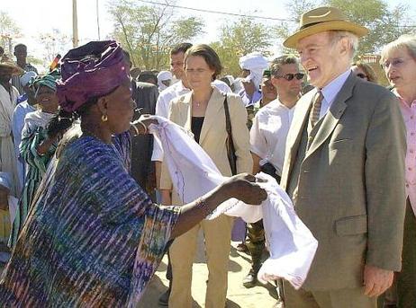 Bundespräsident Dr.Dr.h.c. Johannes Rau und seine Gattin, Christina Rau, werden in Timbuktu von Einheimischen begrüßt.