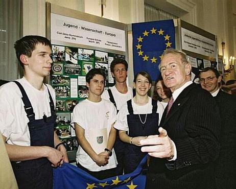Bundespräsident Johannes Rau zusammen mit Wettbewerbssiegern während der Vorstellung der einzelnen Projekte der Deutschen Kinder- und Jugendstiftung.