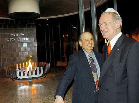 Bundespräsident Dr.Dr.h.c. Johannes Rau mit Guy Stern beim gemeinsamen Rundgang durch das Holocaust Memorial Center an der Memorial Flame.