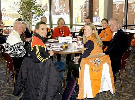 Bundespräsident Dr.Dr.h.c. Johannes Rau und seine Gattin Christina Rau beim gemeinsamen Mittagessen mit Athleten/innen der deutschen Olympiamannschaft.