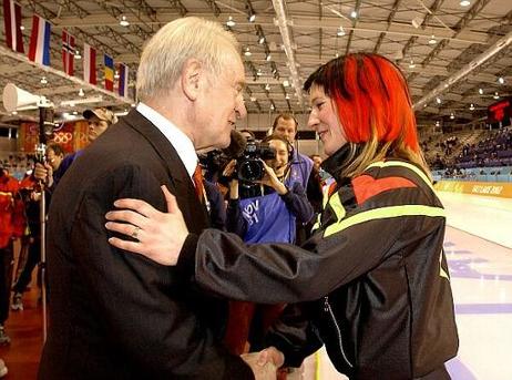 Bundespräsident Dr.Dr.h.c. Johannes Rau gratuliert Claudia Pechstein zum Gewinn der Goldmedaille im 5000m Eisschnellaufen.