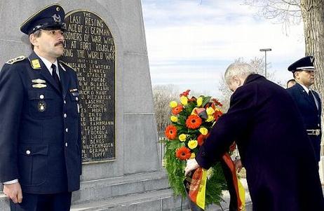 Bundespräsident Dr.Dr.h.c. Johannes Rau bei einer Kranzniederlegung am Mahnmal für die Verstorbenen des Kriegsgefangenenlagers Fort Douglas.