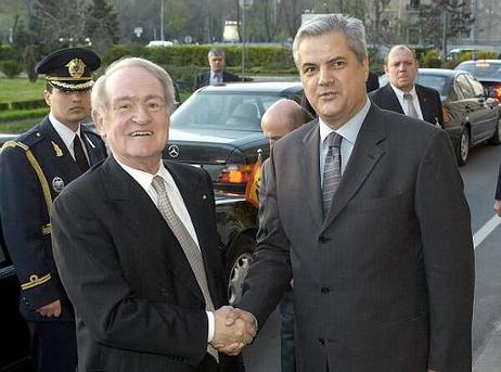 Bundespräsident Dr.Dr.h.c. Johannes Rau wird vom Ministerpräsidenten Rumäniens, Adrian Nastase, empfangen.