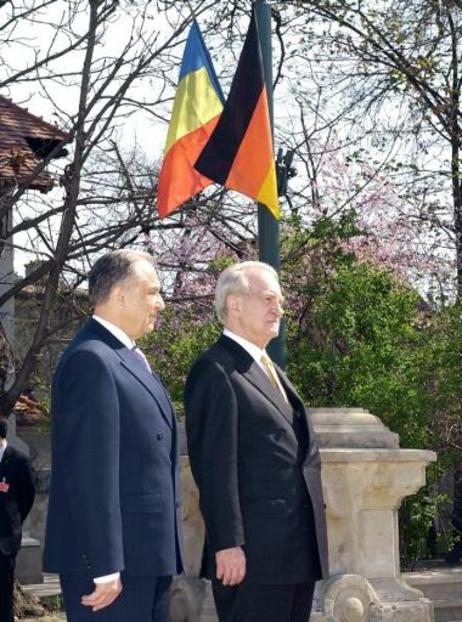 Bundespräsident Dr.Dr.h.c. Johannes Rau wird vom rumänischen Präsidenten, Ion Iliescu, mit militärischen Ehren begrüßt.