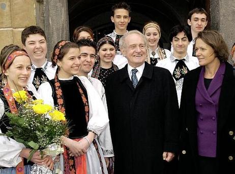 Bundespräsident Dr.Dr.h.c. Johannes Rau und seine Gattin, Christina Rau, werden von Schülerinnen und Schülern des Samuel-von-Brukenthal-Gymnasiums in Sächsischen Trachten begrüßt.