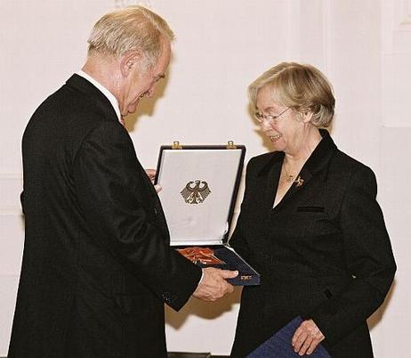Bundespräsident Johannes Rau überreicht Jutta Limbach, Präsidentin des Bundesverfassungsgerichts a.D., das Bundesverdienstkreuz.