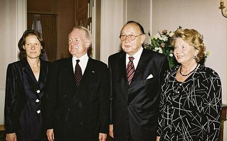 Bundespräsident Dr.Dr.h.c. Johannes Rau und seine Gattin Christina Rau, gemeinsam mit dem Ehepaar Genscher, vor dem Abendessen zu Ehren von BM a.D.Prof.Dr.h.c. Hans-Dietrich Genscher, aus Anlaß des 75. Geburtstages von Hans-Dietrich Genscher.