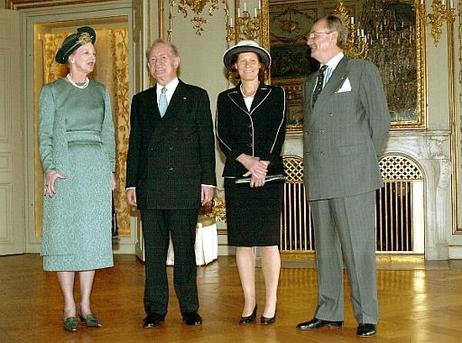 Offizielles 'Familienfoto' des Staatsbesuches in Schloss Amalienburg. Im Bild (v.l.): I.M. Königin Margrethe II von Dänemark, Bundespräsident Dr.Dr.h.c. Johannes Rau, Frau Christina Rau, S.K.H. Prinz Henrik von Dänemark.