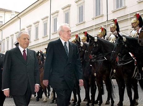 Bundespräsident Dr.Dr.h.c. Johannes Rau wird vom italienischen Staatspräsidenten, Carlo Azeglio Ciampi, mit militärischen Ehren begrüßt.