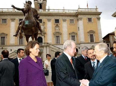 Bundespräsident Dr.Dr.h.c. Johannes Rau und seine Gattin Christina Rau bei der Verabschiedung durch den italienischen Staatspräsidenten Carlo Aeglio Ciampi.