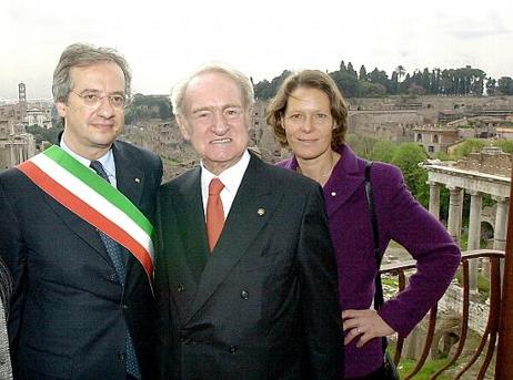 Bundespräsident Dr.Dr.h.c. Johannes Rau und seine Gattin Christina Rau, gemeinsam mit dem Bürgermeister von Rom, Walter Veltroni, auf dem Balkon des römischen Rathauses.