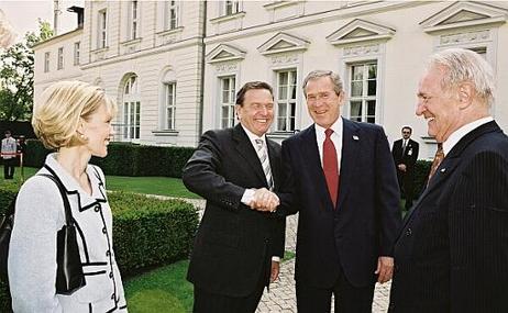 Bundeskanzler Gerhard Schröder, seine Gattin Doris Schröder-Köpf, der amerikanische Präsident George W.Bush und Bundespräsident Dr.Dr.h.c. Johannes Rau im Park des Schlosses Bellevue nach der Begrüßung mit militärischen Ehren.
