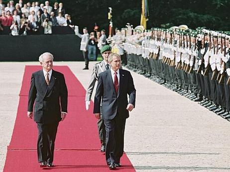 Empfang des amerikanischen Präsidenten, George W. Bush, mit militärischen Ehren durch Bundespräsident Dr.Dr.h.c. Johannes Rau.