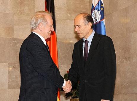 Am ersten Tag seines Besuchs in Slowenien trifft Bundespräsident Dr.Dr.h.c. Johannes Rau auch zu einem Gespräch mit anschliessendem Mittagessen mit dem slowenischen Premierminister Janez Drnovsek (r.) zusammen. Im Mittelpunkt des Gesprächs stehen die weit