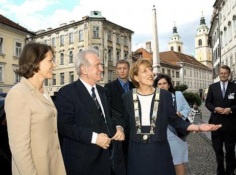 Bundespräsident Dr.Dr.h.c. Johannes Rau und seine Gattin Christina Rau werden am ersten Tag ihres Besuchs in der Altstadt von Laibach durch die Bürgermeisterin Viktorija Potocnik vor dem Rathaus begrüsst.