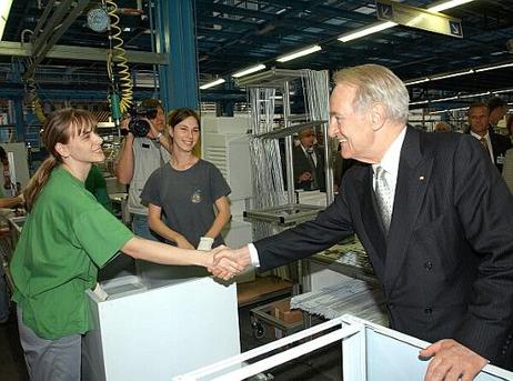 Am zweiten Tag seines Besuchs besichtigt Bundespräsident Dr.Dr.h.c. Johannes Rau die Gorenje AG wo er in der Montagehalle mit Arbeiterinnen in der Kühlschrankfertigung zusammentrifft. Der slowenische Haushaltsgerätehersteller exportiert den größten Teil s