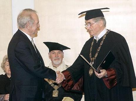 Bundespräsident Johannes Rau erhält an der Universität von Maribor den Titel eines "Ehrensenators" in Anerkennung für sein Lebenswerk. Die Urkunde überreicht ihm der Rektor Prof. Dr. Toplak (r.).