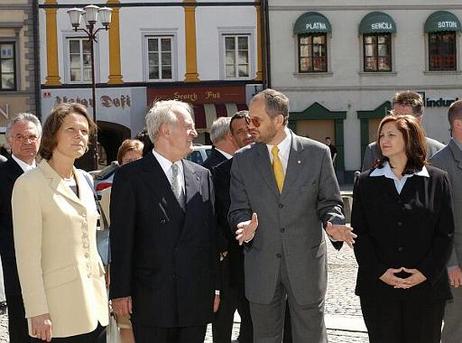 Bundespräsident Johannes Rau und seine Gattin Christina Rau (l.) erhalten bei einem Spaziergang über den Rathausplatz Erläuterungen zur Geschichte von Maribor durch den Bürgermeister Boris Sovic (2.v.r.) und dessen Frau Ana Sovic (r.).