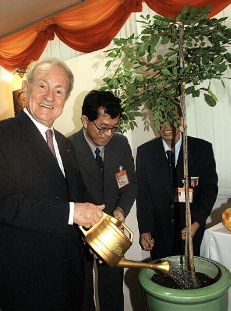 Bundespräsident Dr.Dr.h.c. Johannes Rau beim Pflanzen eines Baumes im King Mongkut's Institut of Technology North Bangkok.