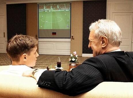 Bundespräsident Dr.Dr.h.c. Johannes Rau und sein Sohn Philip Rau schauen gemeinsam mit der Delegation die erste Halbzeit des Halbfinalspiels Südkorea gegen Deutschland im Oriental Hotel.