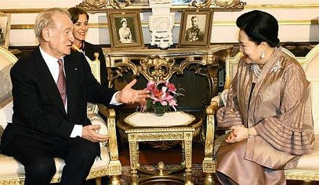 Bundespräsident Dr.Dr.h.c. Johannes Rau im Gespräch mit I.M. Königin Sirikit von Thailand.