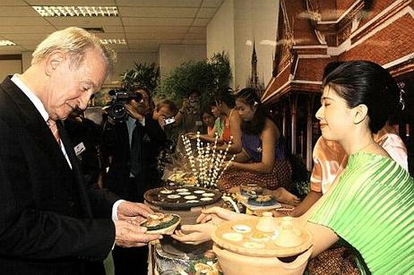 Bundespräsident Dr.Dr.h.c. Johannes Rau während des Rundgangs durch das Thailaendisch-Deutschen Institut. Im Bild: Auf einer Präsentation der thailaendischen Kultur werden dem Bundespräsidenten Spezialitäten gereicht.