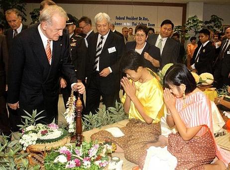 Bundespräsident Dr.Dr.h.c. Johannes Rau während des Rundgangs durch das Thailaendisch-Deutsche Institut. Im Bild: Auf einer Präsentation der thailaendischen Kultur wird der Bundespräsident freundlich begrüßt.