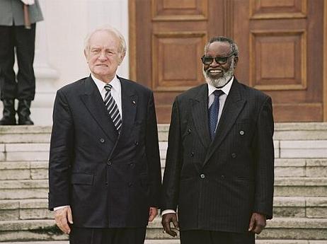 Bundespräsident Dr.Dr.h.c. Johannes Rau empfängt den Präsidenten der Republik Namibia, Dr. Sam Nujoma, bei dessen Besuch der Bundesrepublik Deutschland.