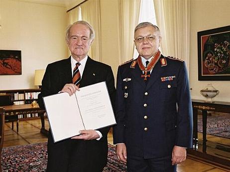 Bundespräsident Dr.Dr.h.c. Johannes Rau empfängt den Generalinspekteur der Bundeswehr, General Harald Kujat, zu dessen Abschiedsbesuch, bei dem der General das Große Verdienstkreuz erhält.