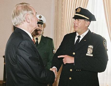 Bundespräsident Johannes Rau (li.) begrüßt einen New Yorker Polizeibeamten, der beim Anschlag auf das World Trade Center verletzt wurde, zu einem Gespräch.
