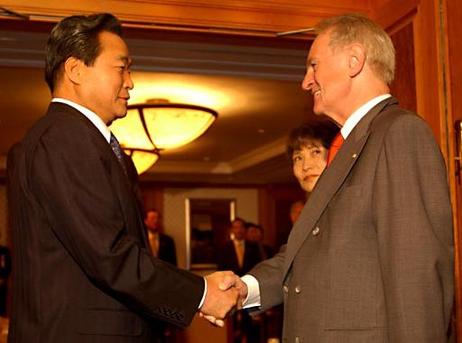 Korea, Seoul,29.06.2002. Bundespräsident Johannes Rau begrüßt den Premierminister der Republik Korea, Herrn Lee Han-dong . Nach ihrem Gespräch eröffnen die beiden das 1. Deutsch-Koreanische Dialogforum.