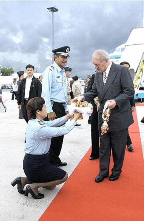 Bundespräsident Dr.Dr.h.c. JohannesRau wird am Flughafen mit einem Blumenstrauß begrüßt.