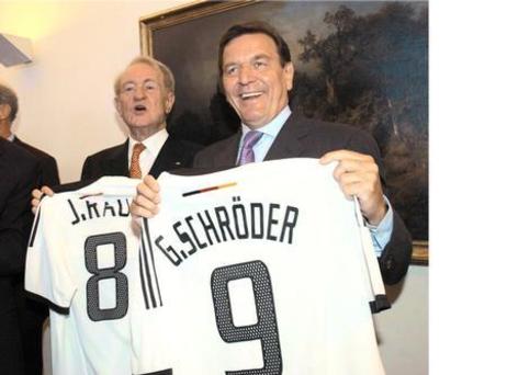 Reise von Bundespräsident Rau und Bundeskanzler Schröder nach Japan