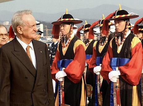 Bundespräsident Dr.Dr.h.c. Johannes Rau wird mit einer Ehrengarde auf dem Flugfeld von Seoul in Korea begrüßt.