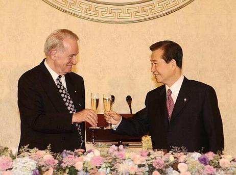 Bundespräsident Dr.Dr.h.c. Johannes Rau und der koreanische Präsident Kim Dae-Jung beim Toast anläßlich des gemeinsamen Abendessens im Blue House.